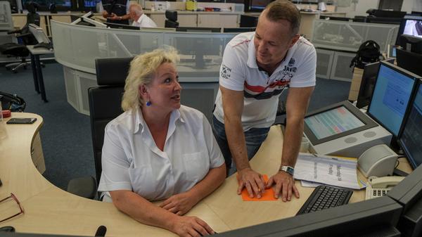 In der Leitstelle erkundigt sich Einsatzkoordinator Christian Hannweber bei einer Kollegin nach aktuellen Vorfällen. In der Leitstelle gehen nachts auch die Anrufe über das Servicetelelfon ein.