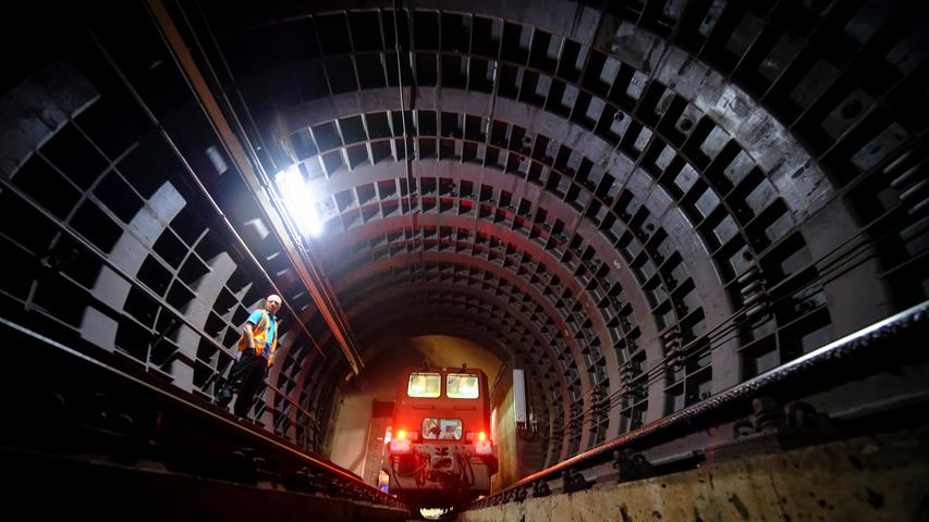 Dunkle U-Bahn-Schächte: Nachts wird unter Nürnberg gebaut und geschrubbt