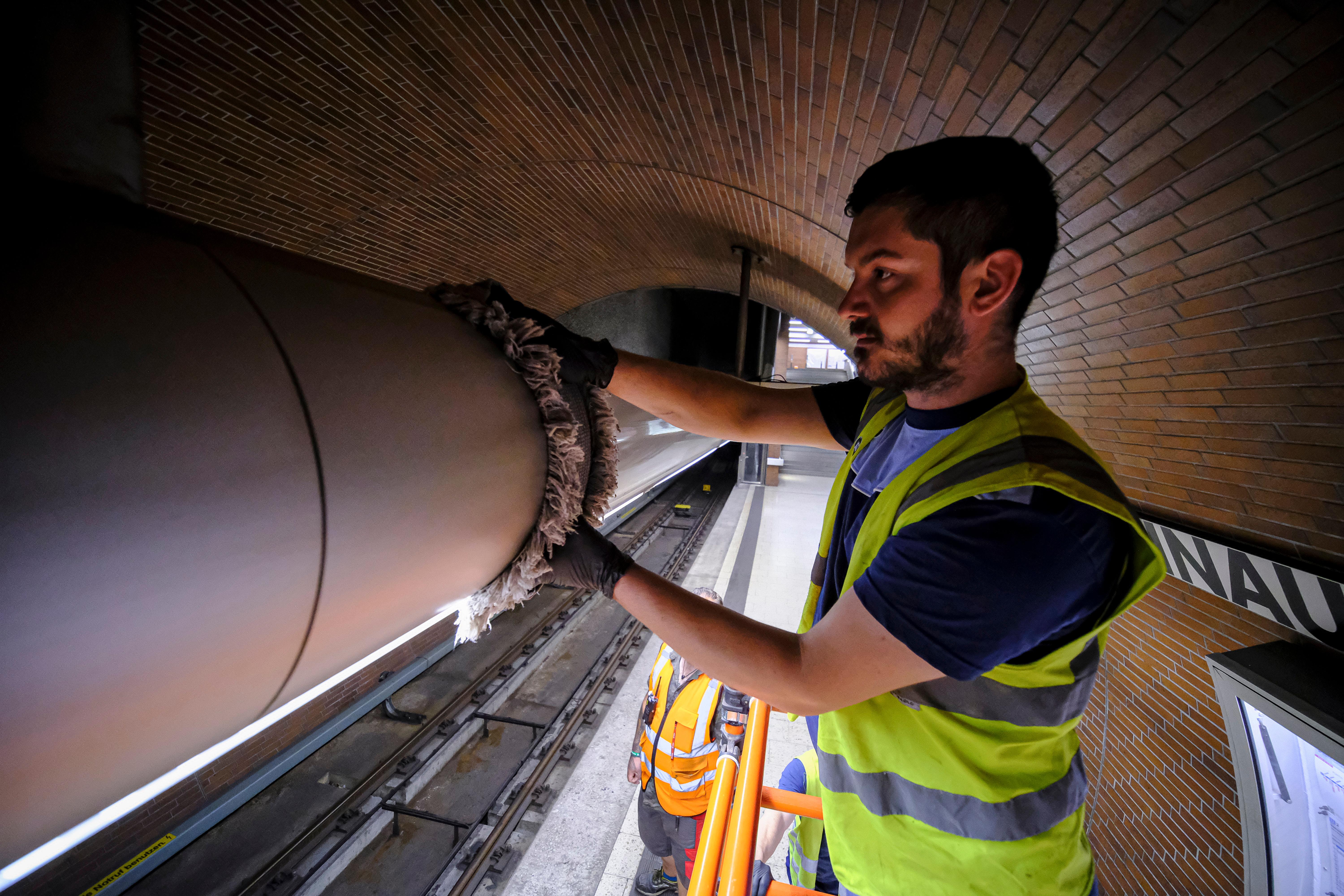 In der U-Bahn-Station Schweinau ist Musso Memisevic mit Kollegen im Einsatz, um Wandfliesen und die Bahnsteigbeleuchtung zu reinigen, vor allem vom Bremsstaub der Züge.