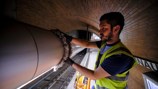 In der U-Bahn-Station Schweinau ist Musso Memisevic mit Kollegen im Einsatz, um Wandfliesen und die Bahnsteigbeleuchtung zu reinigen, vor allem vom Bremsstaub der Züge.