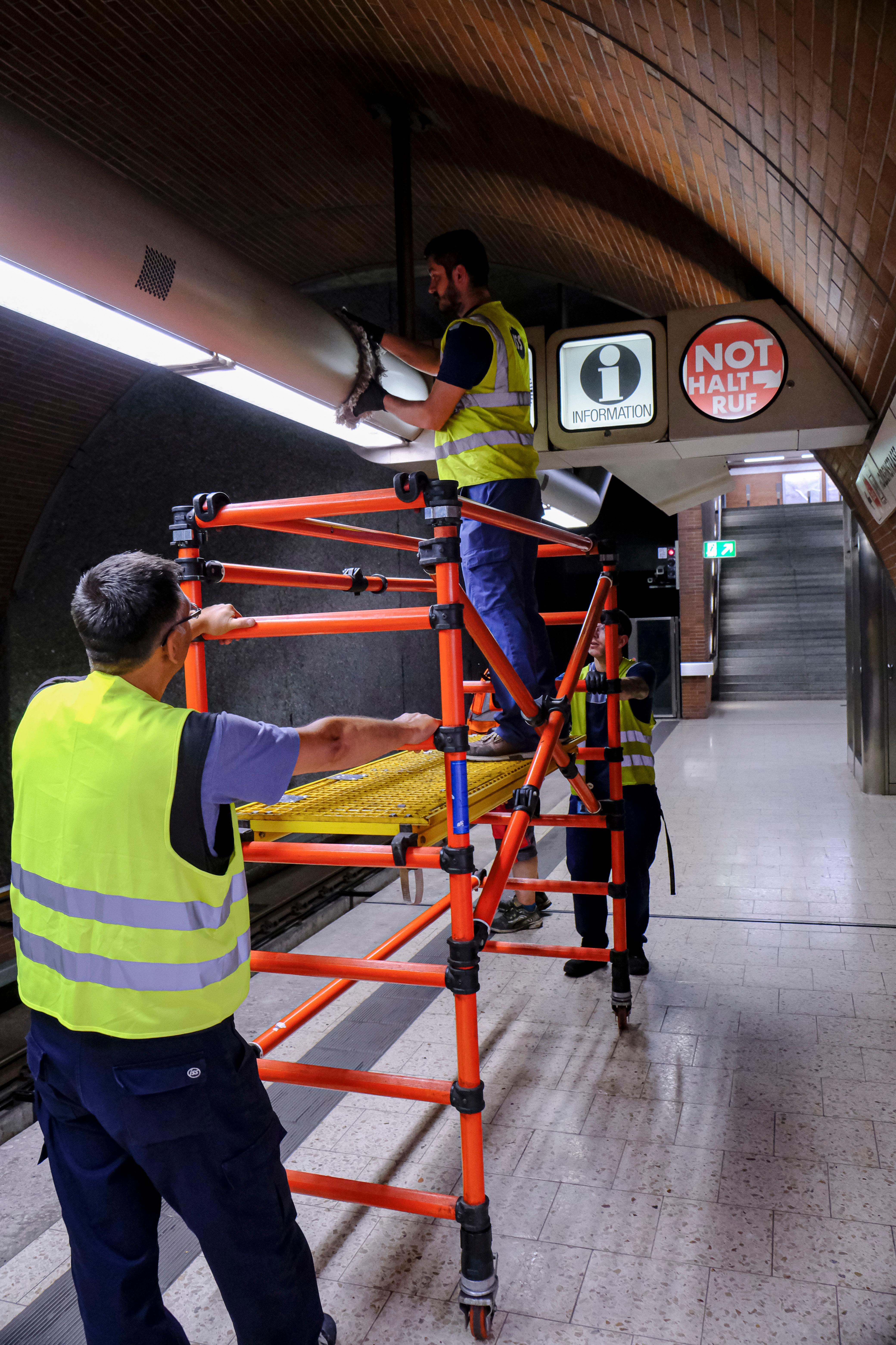 Beim Einsatz auf der fahrbaren Arbeitsbühne muss Musso Memisevic von Kollegen gut gesichert werden. Wichtig ist nicht nur fester Halt - es soll und darf auch nichts aus Versehen ins Gleis fallen.