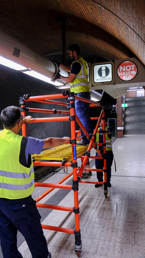 Beim Einsatz auf der fahrbaren Arbeitsbühne muss Musso Memisevic von Kollegen gut gesichert werden. Wichtig ist nicht nur fester Halt - es soll und darf auch nichts aus Versehen ins Gleis fallen.