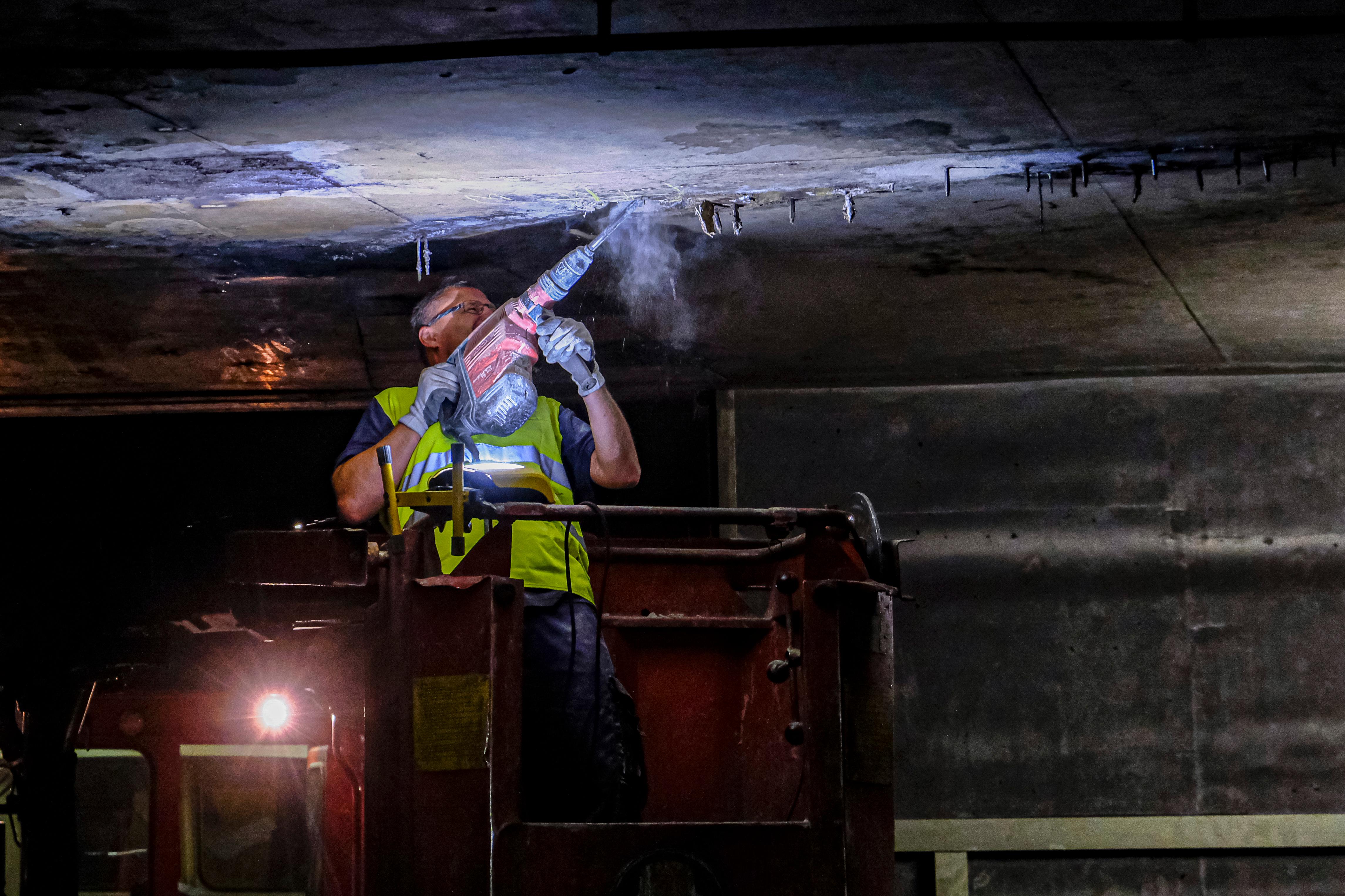 Prüfingenieur Christian Hannweber setzt den Bohrer an, um die Decke im U-Bahnhof Weißer Turm genauer zu untersuchen.