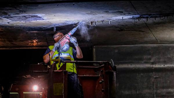 Prüfingenieur Christian Hannweber setzt den Bohrer an, um die Decke im U-Bahnhof Weißer Turm genauer zu untersuchen.