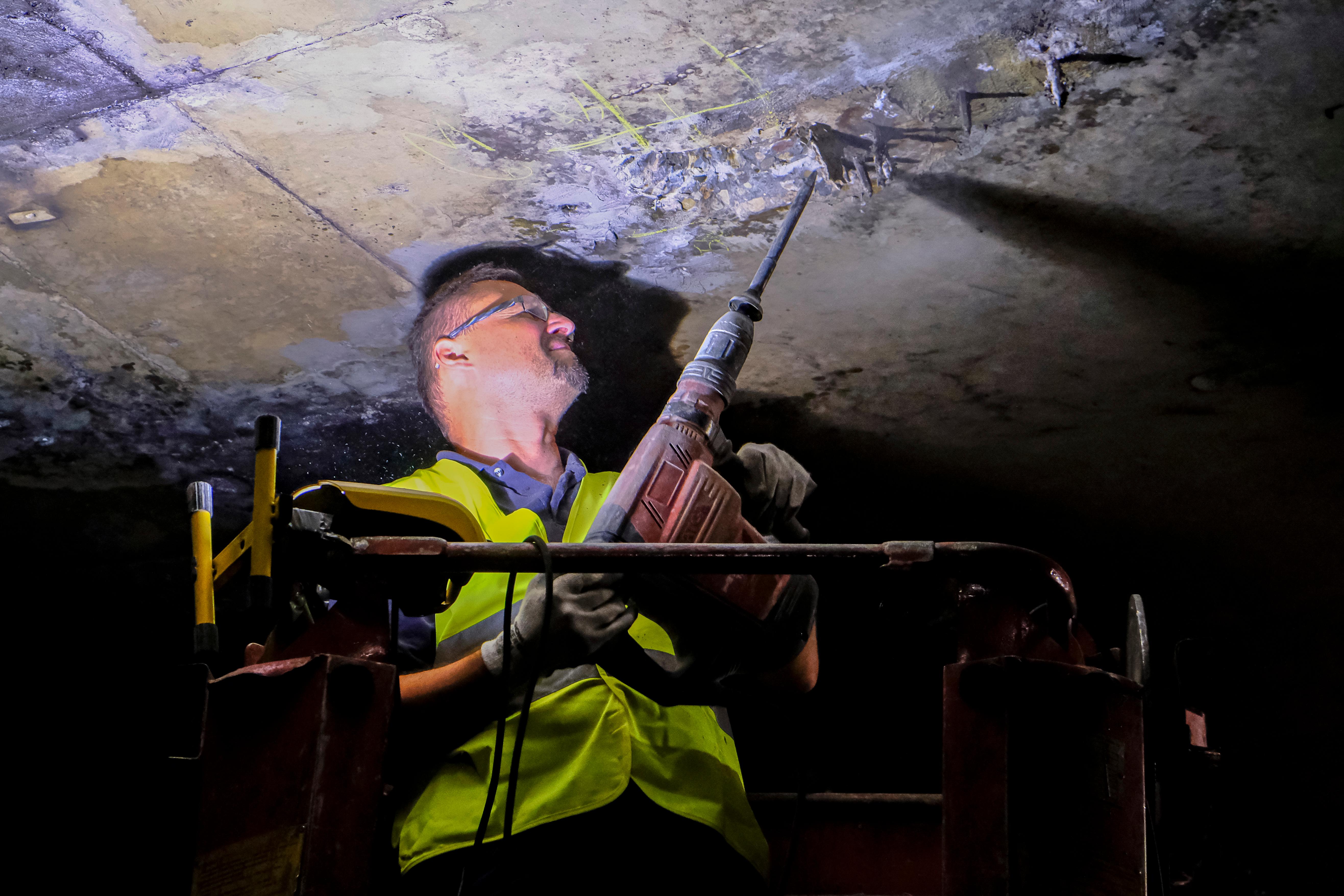 Feuchtigkeit hat an manchen Stellen den Beton abplatzen lassen oder aufgebläht. An einigen Stellen tritt schon das Metall zutage.
