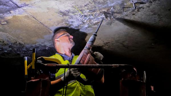 Feuchtigkeit hat an manchen Stellen den Beton abplatzen lassen oder aufgebläht. An einigen Stellen tritt schon das Metall zutage.
