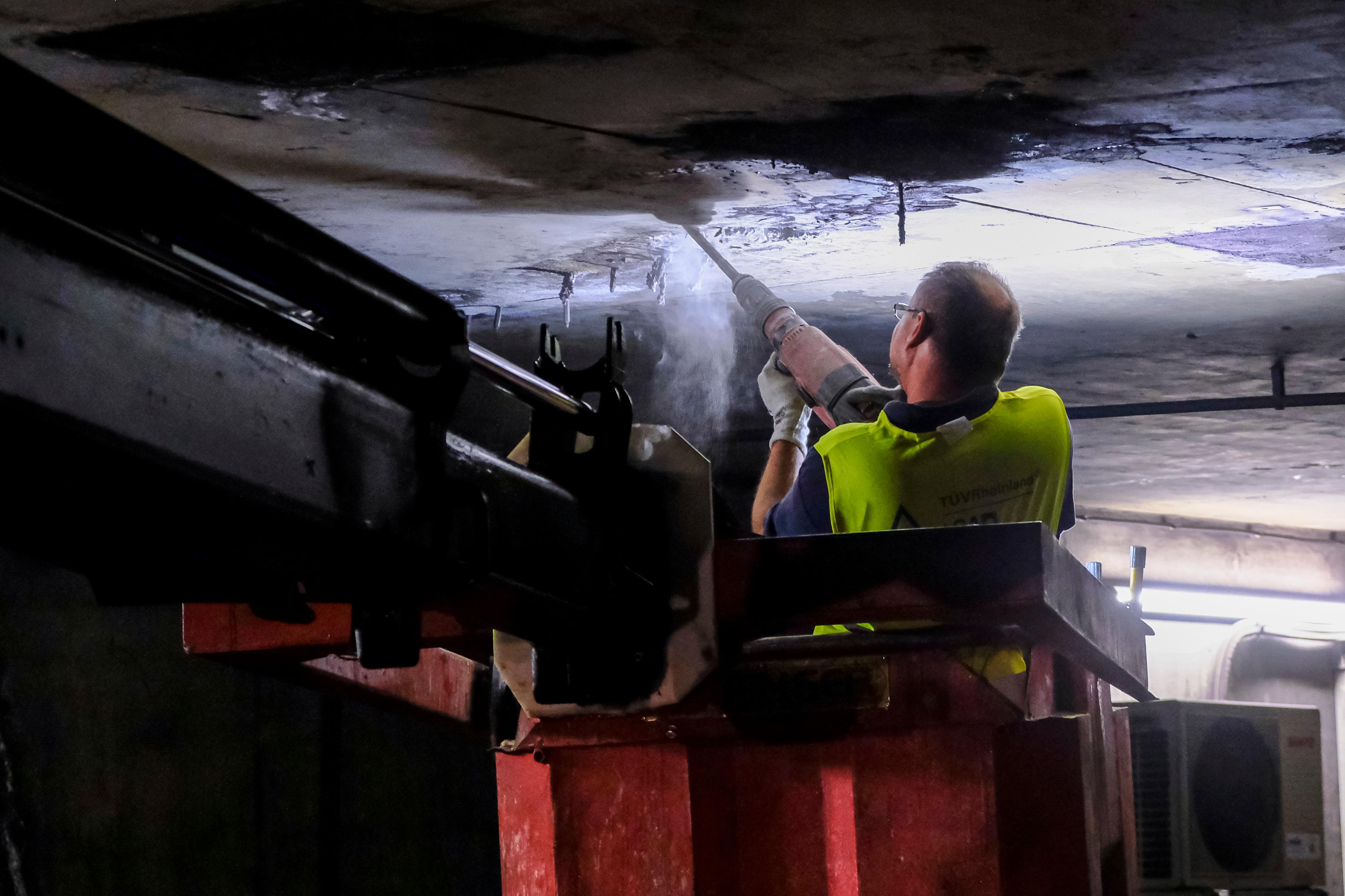 Noch eine Ansicht vom Bohreinsatz zur Untersuchung der Betondecke in der U-Bahn am Weißen Turm.