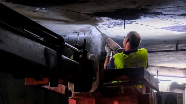 Noch eine Ansicht vom Bohreinsatz zur Untersuchung der Betondecke in der U-Bahn am Weißen Turm.