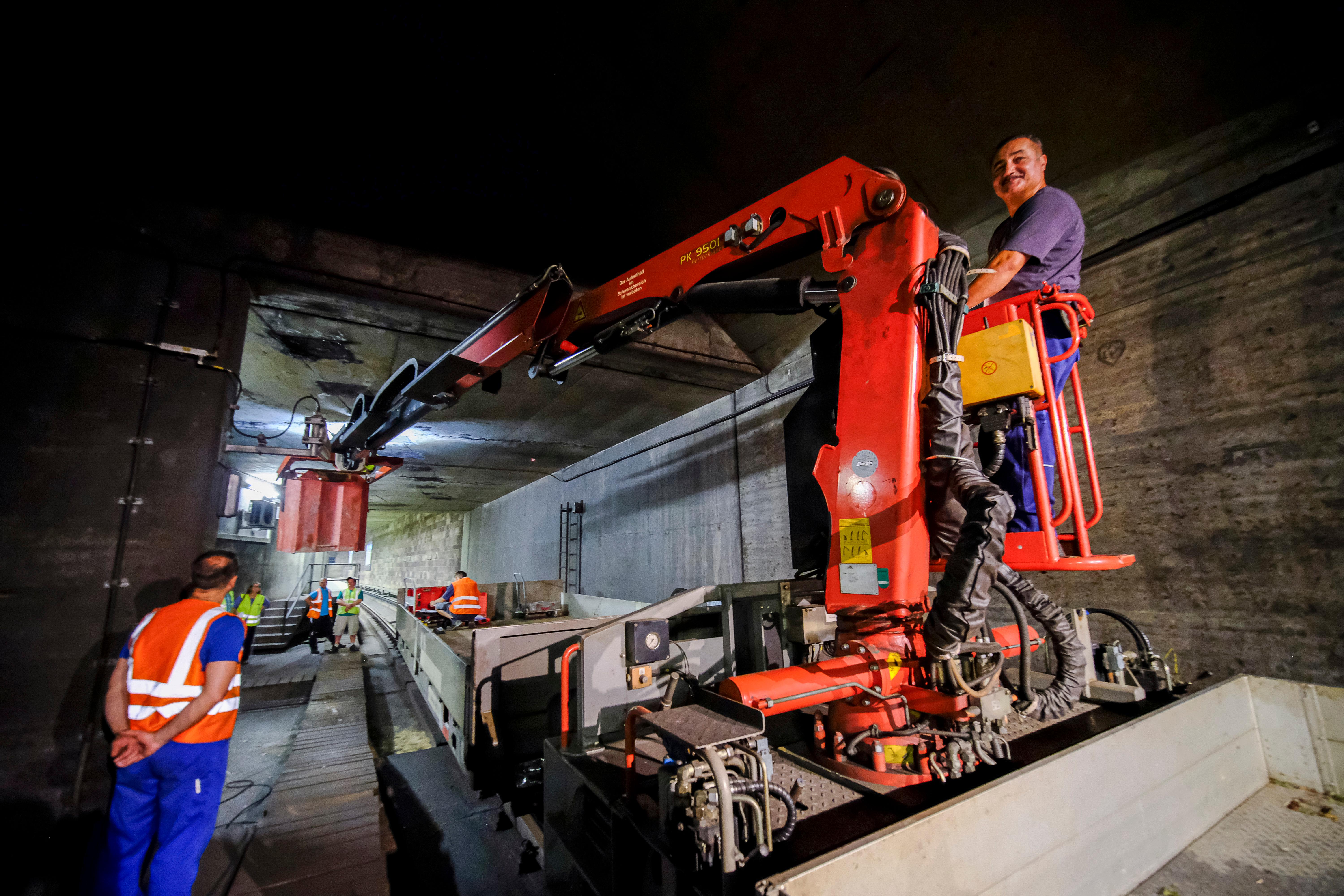 Der Kranführer vom Gleisbautrupp der VAG steuert den Arbeitskorb so, wie es der Ingenieur von der Landesgewerbeanstalt für seinen Einsatz braucht.