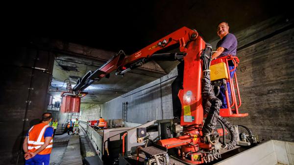 Der Kranführer vom Gleisbautrupp der VAG steuert den Arbeitskorb so, wie es der Ingenieur von der Landesgewerbeanstalt für seinen Einsatz braucht.
