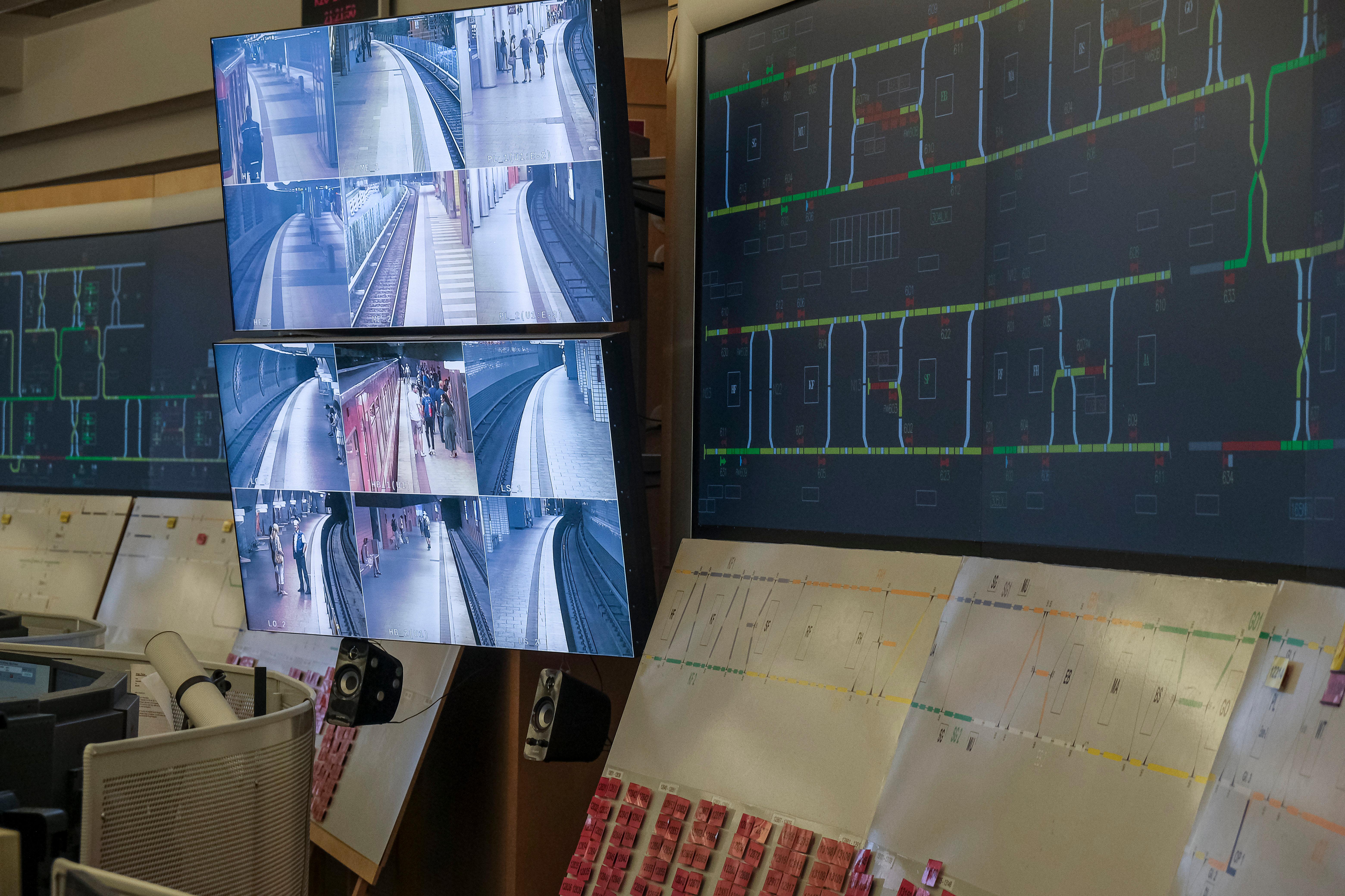 Ein Bildschirmtableau in der Leitstelle gibt - je nach Schaltung - eine Übersicht über das Geschehen in einer oder mehreren Stationen.