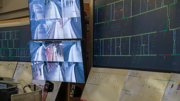 Ein Bildschirmtableau in der Leitstelle gibt - je nach Schaltung - eine Übersicht über das Geschehen in einer oder mehreren Stationen.