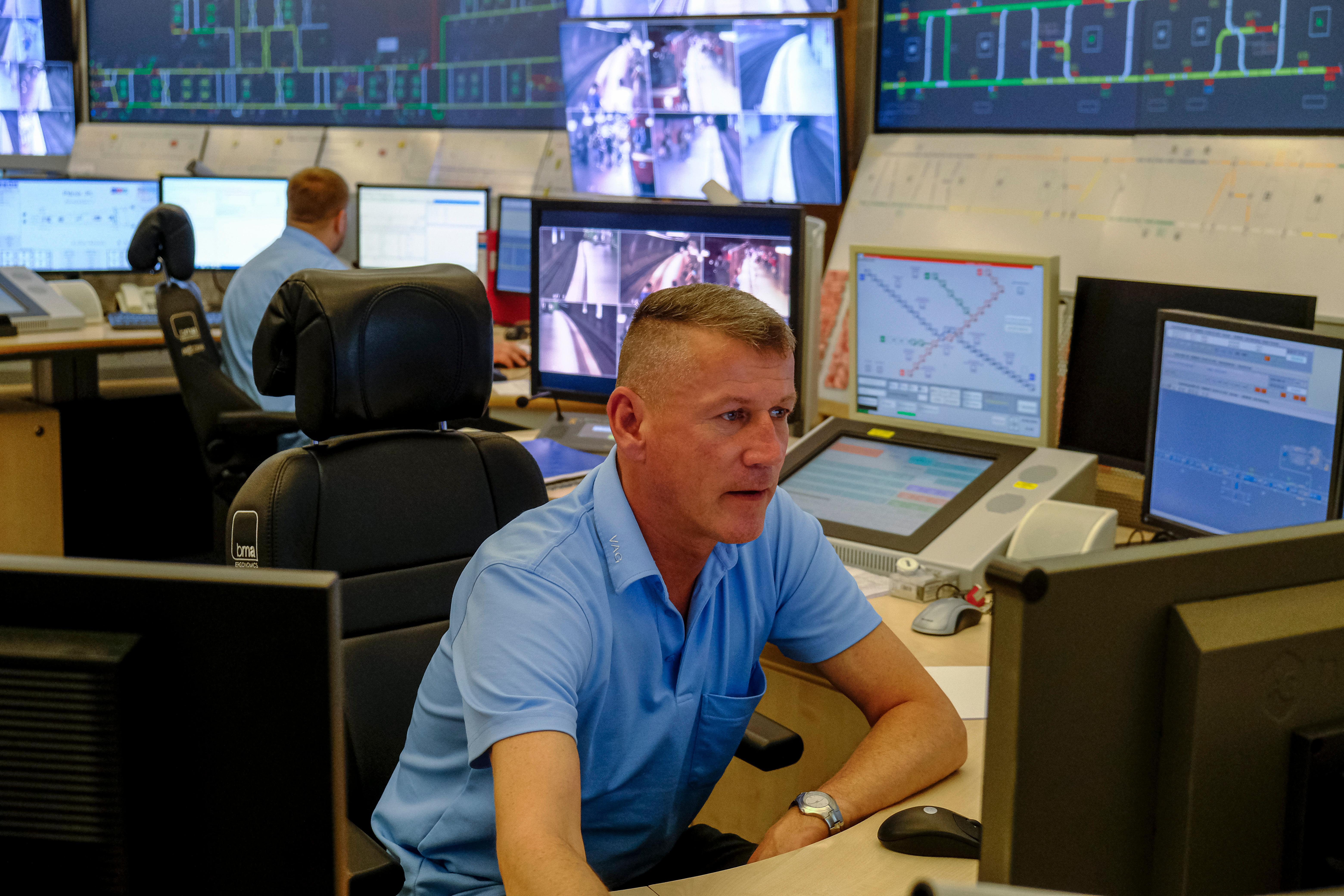 In der Leitstelle kümmert sich jeweils ein Mitarbeiter schwerpunktmäßig um eine der beiden großen U-Bahn-Achsen.