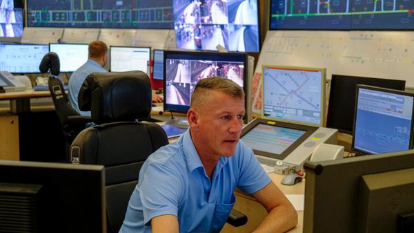 In der Leitstelle kümmert sich jeweils ein Mitarbeiter schwerpunktmäßig um eine der beiden großen U-Bahn-Achsen.