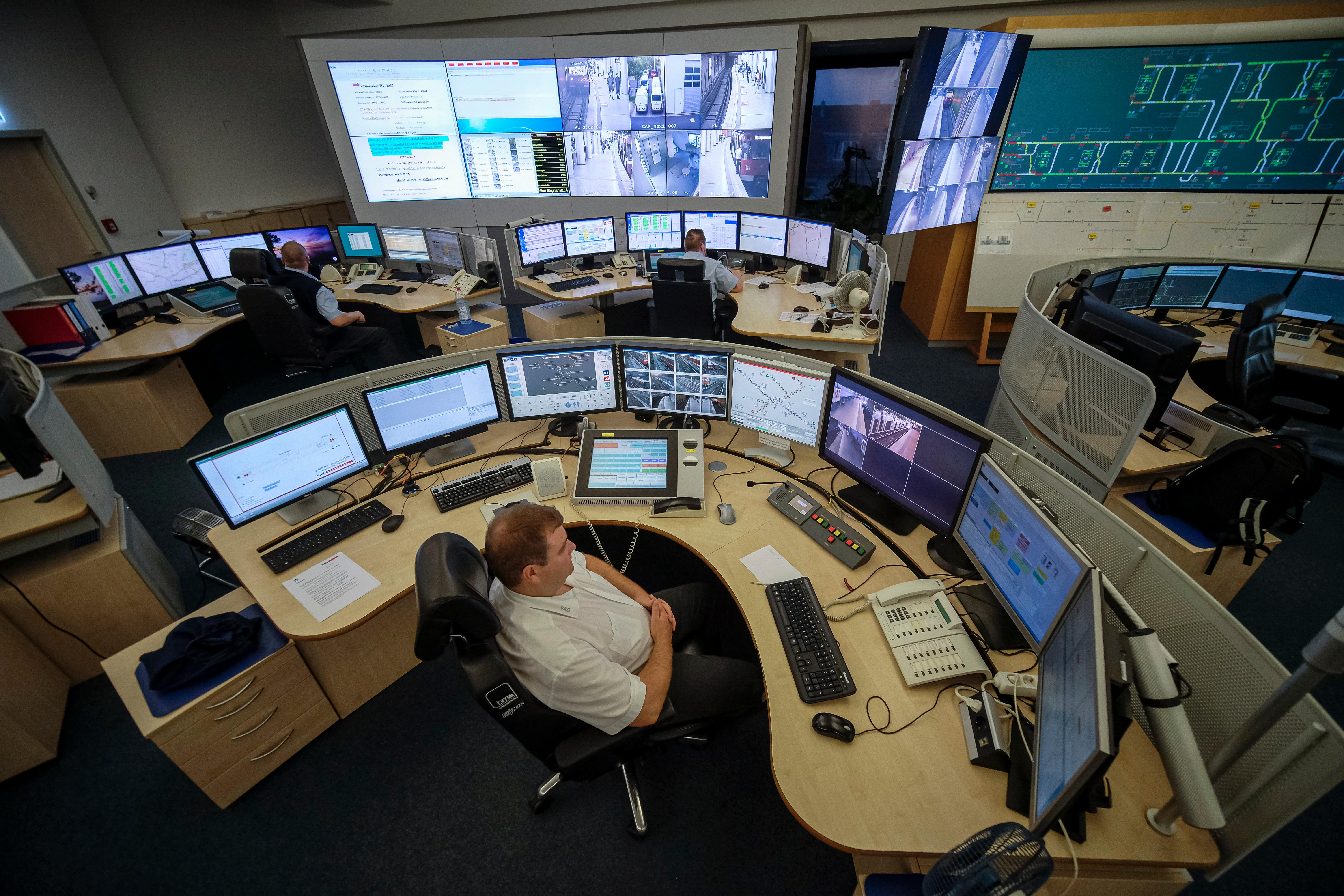 Nur für den Laien auf den ersten Blick verwirrend: die Vielfalt an Bildschirmen für den U-Bahn-Betrieb in der VAG-Leitstelle.