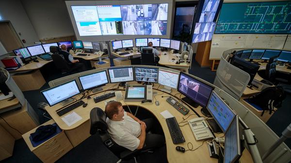 Nur für den Laien auf den ersten Blick verwirrend: die Vielfalt an Bildschirmen für den U-Bahn-Betrieb in der VAG-Leitstelle.