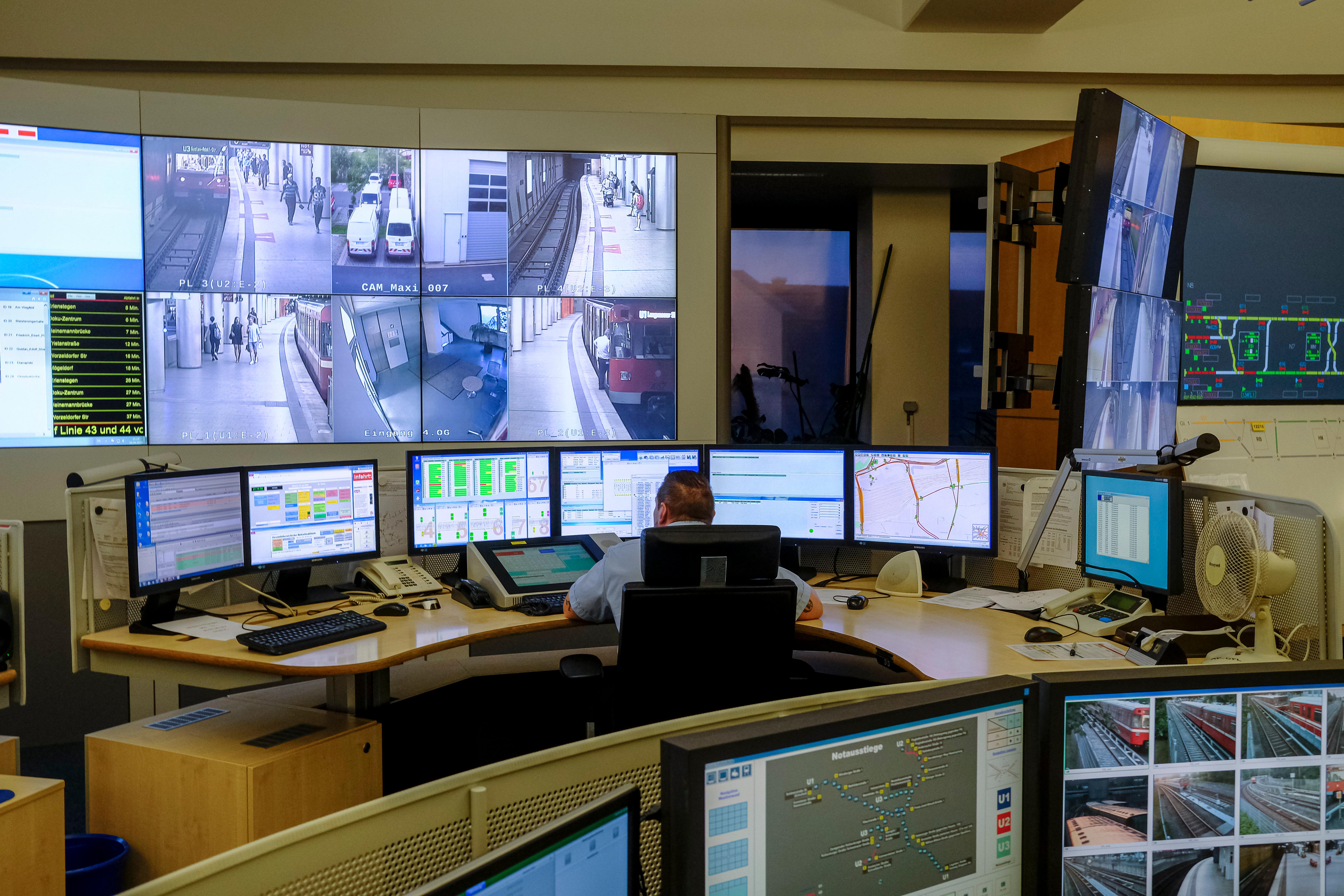 In der Leitstelle können die Disponenten die Ansichten von ihren Arbeitsplätzen auch auf die große Bildschirmwand schalten - das erleichtert die Koordination.