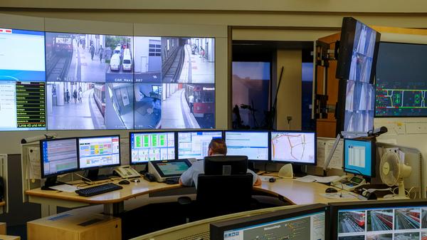 In der Leitstelle können die Disponenten die Ansichten von ihren Arbeitsplätzen auch auf die große Bildschirmwand schalten - das erleichtert die Koordination.