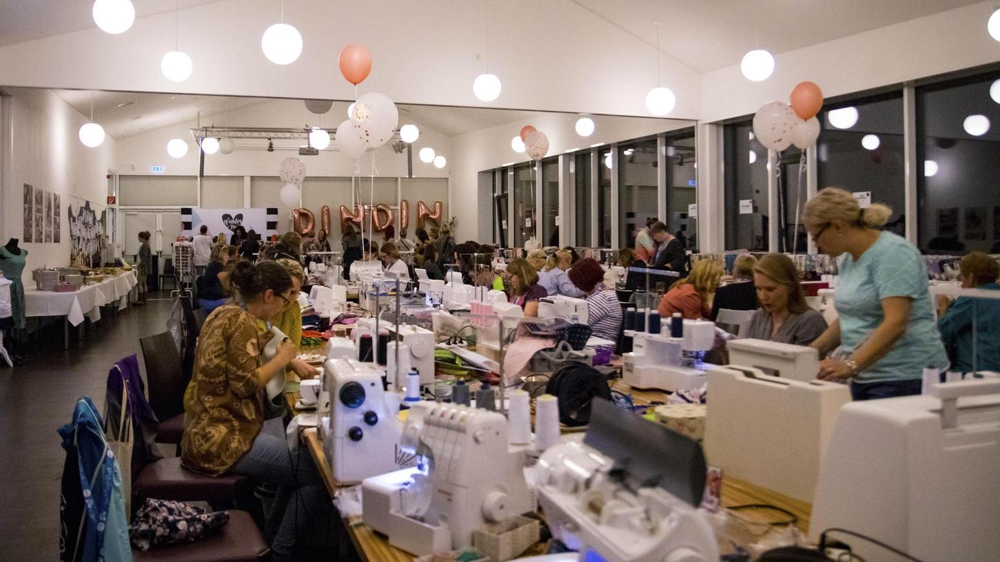 Ein Gemeinschaftserlebnis ist das "Late Night Sewing" in Roth allemal, das sich zu Bayerns größtem Nähtreff entwickelt hat.