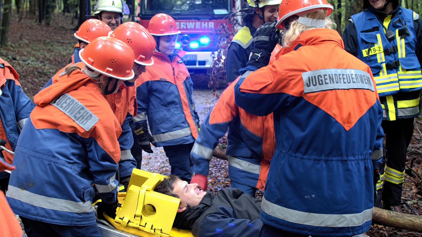 Jugendliche der Feuerwehr Pretzfeld und der Partnerfeuerwehr Bretzfeld in Baden-Württemberg haben sich bei der großen Einsatzübung ins Zeug gelegt.