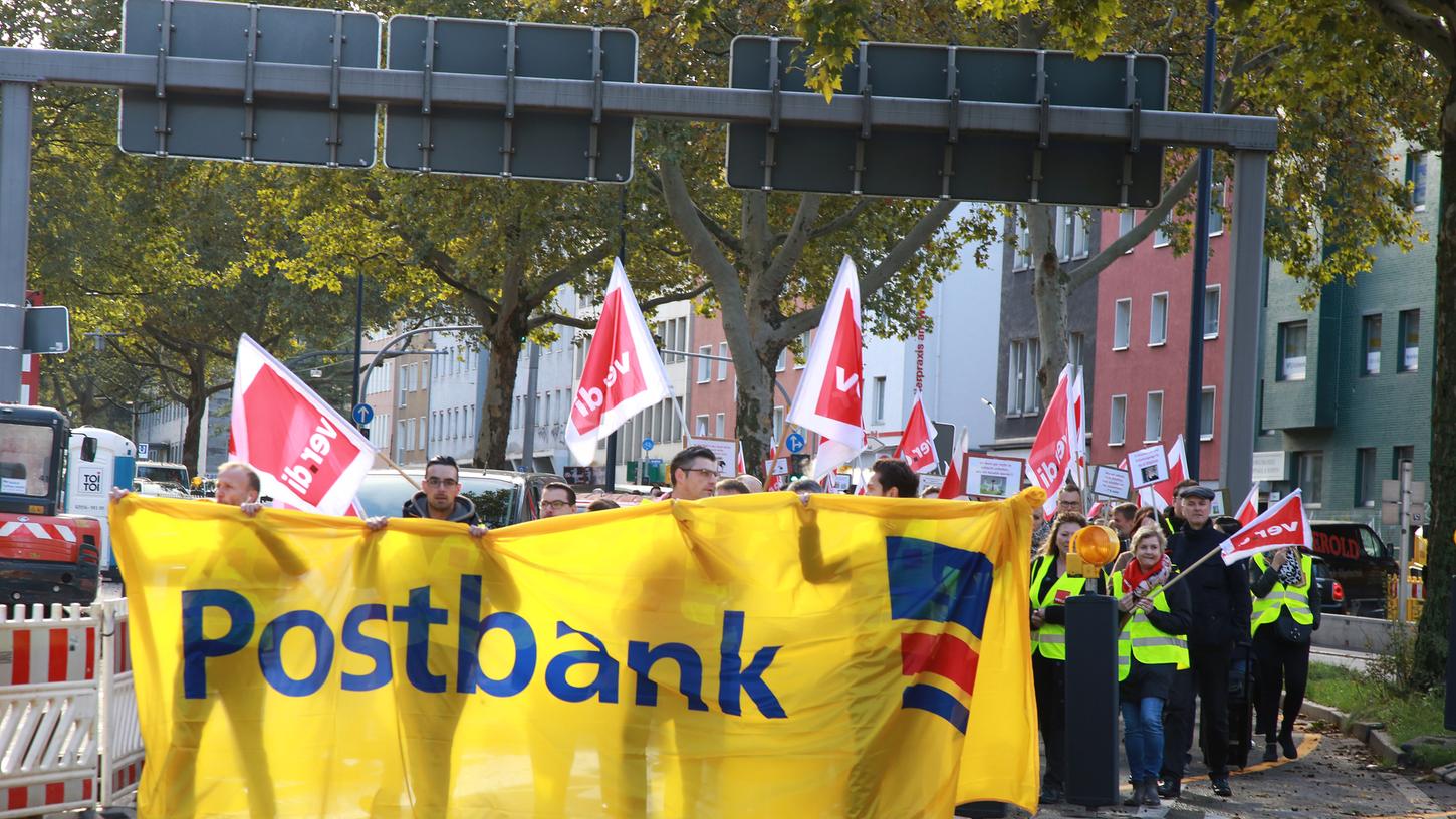 Verdi hat die internen Arbeitsbereiche der Postbank AG zu einem Warnstreik während der laufenden Tarifverhandlungen aufgerufen.