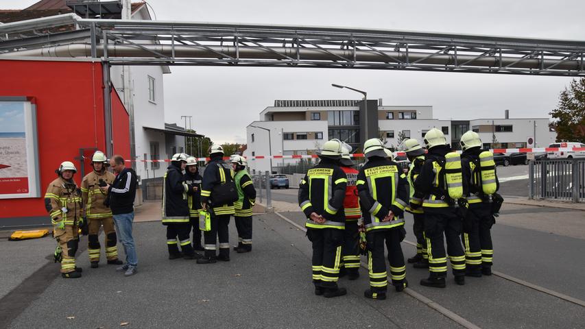 Säure-Gemisch ausgetreten: Feuerwehr mit Schutzanzügen in Zirndorf im Einsatz