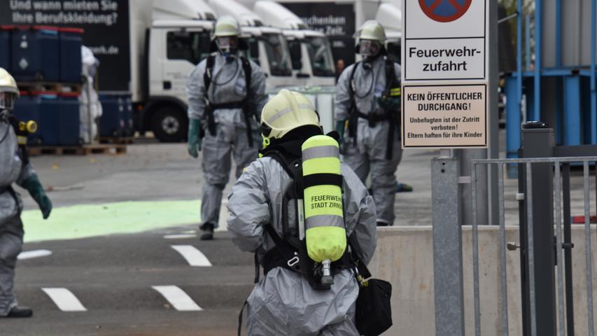 Säure-Gemisch ausgetreten: Feuerwehr mit Schutzanzügen in Zirndorf im Einsatz