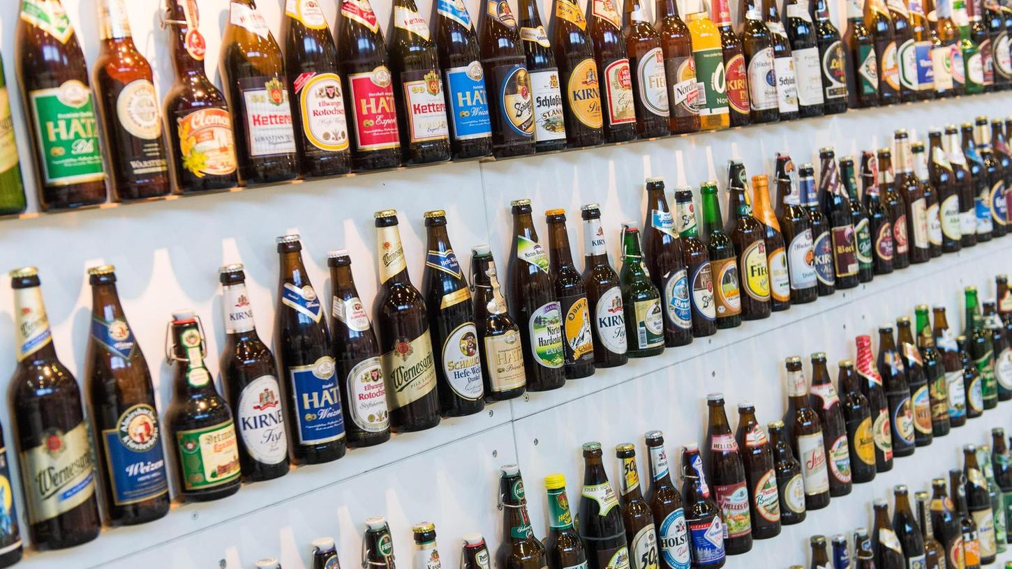Ein Stand auf der Internationalen Grünen Woche in Berlin zeigt die Vielfalt von deutschem Bier. Dass immer mehr Brauereiprodukte aber in Flaschen mit einem speziellen Design abgefüllt werden, ist vor allem bayerischen Privatbrauereien ein Dorn im Auge.