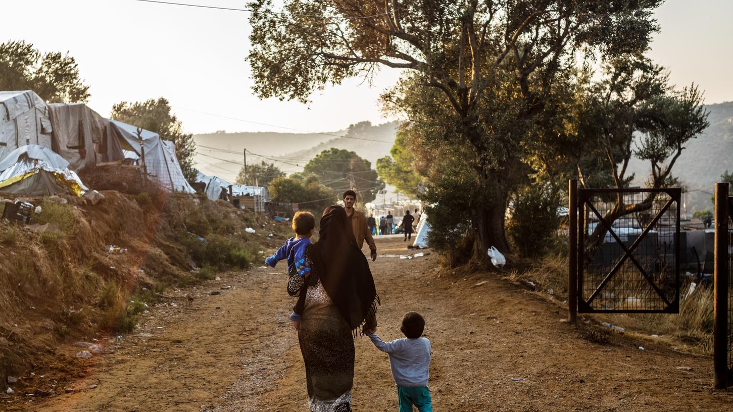 Im Flüchtlingslager Moria auf der griechischen Insel Lesbos harren viele Flüchtlinge derzeit aus.