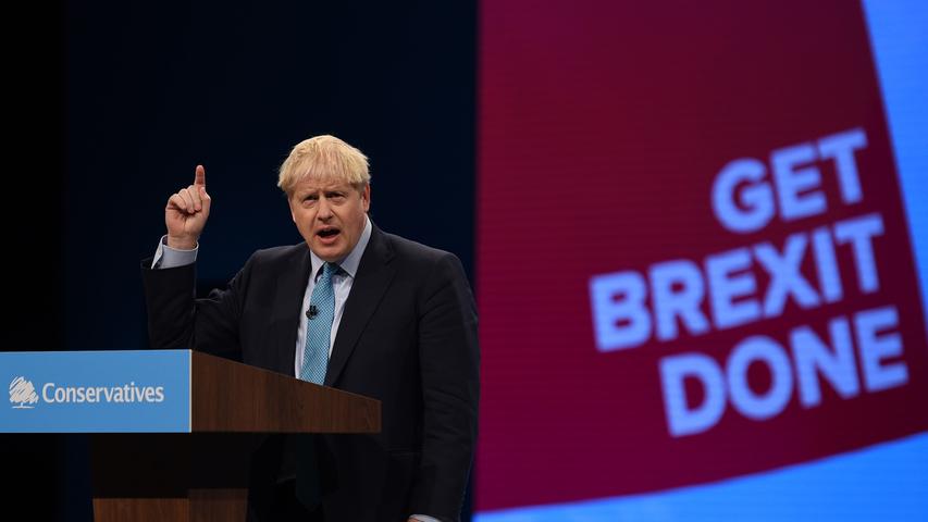 Während die Royals auf Reisen sind, kämpft Boris Johnson in der Heimat auf dem Parteitag um die Zustimmung seiner Tories und für den Brexit.