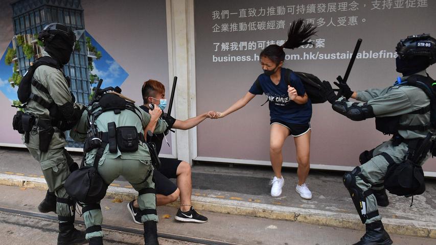 In Hongkong verhängt die Regierung ein Vermummungsverbot. Daraufhin eskalieren die Proteste.