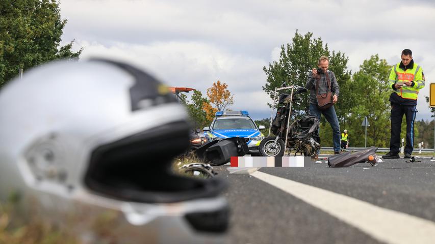 Gegen Auto geprallt: 15-jähriger Rollerfahrer stirbt auf B22