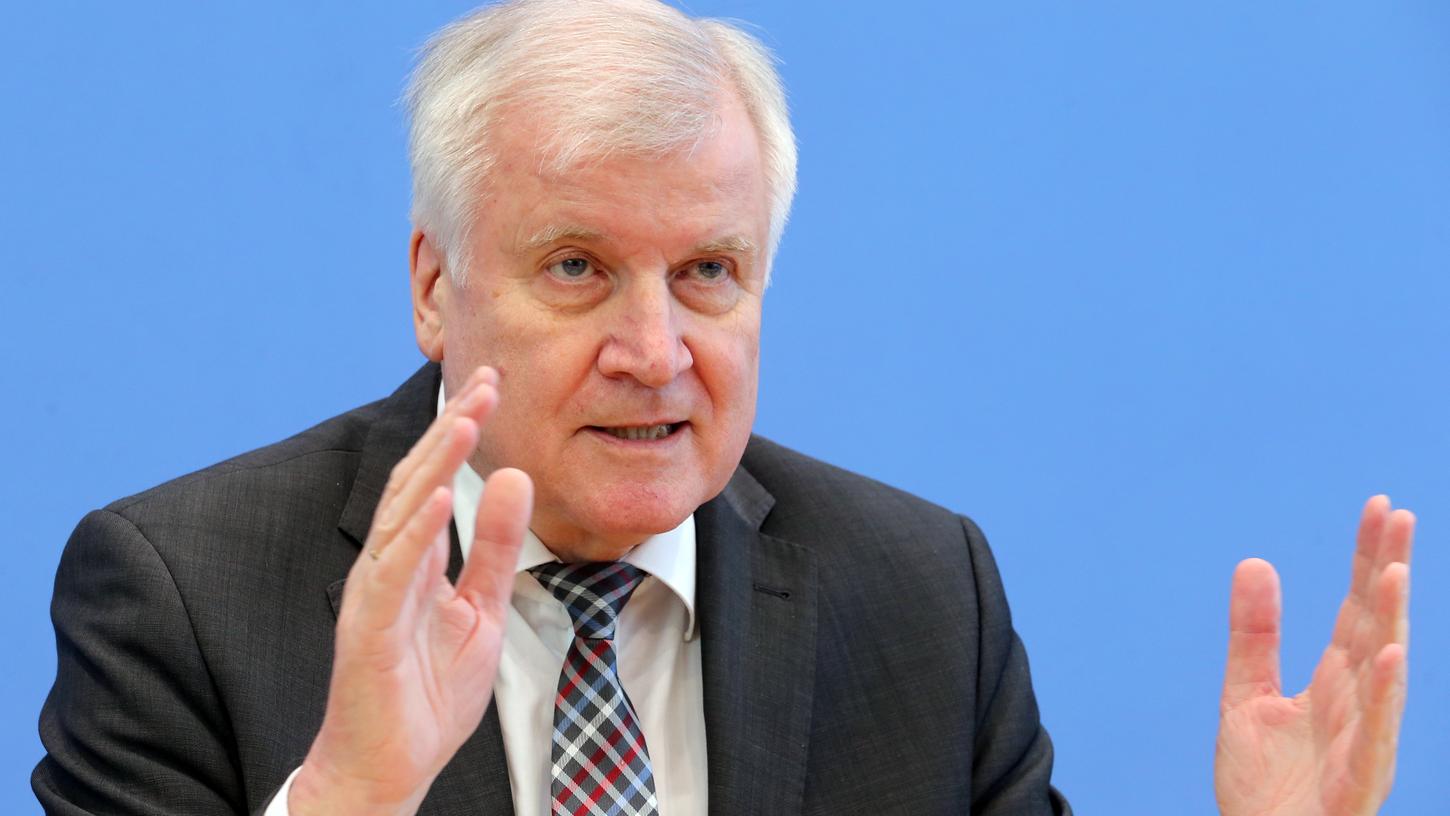 Für seine Äußerungen zu dem Anschlag in Halle wird Bundesinnenminister Horst Seehofer heftig kritisiert.