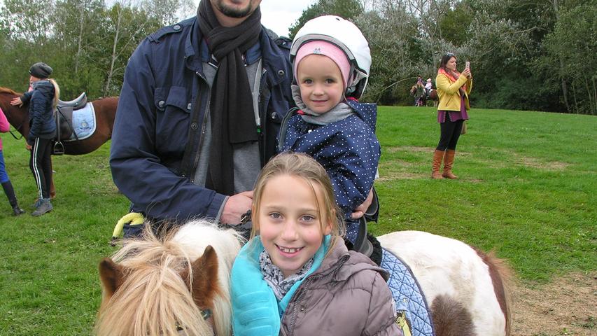 Ein Besuchermagnet sind jedes Jahr die Ponys und Pferde, auf denen die Jungen und Mädchen eine Runde drehen dürfen.
