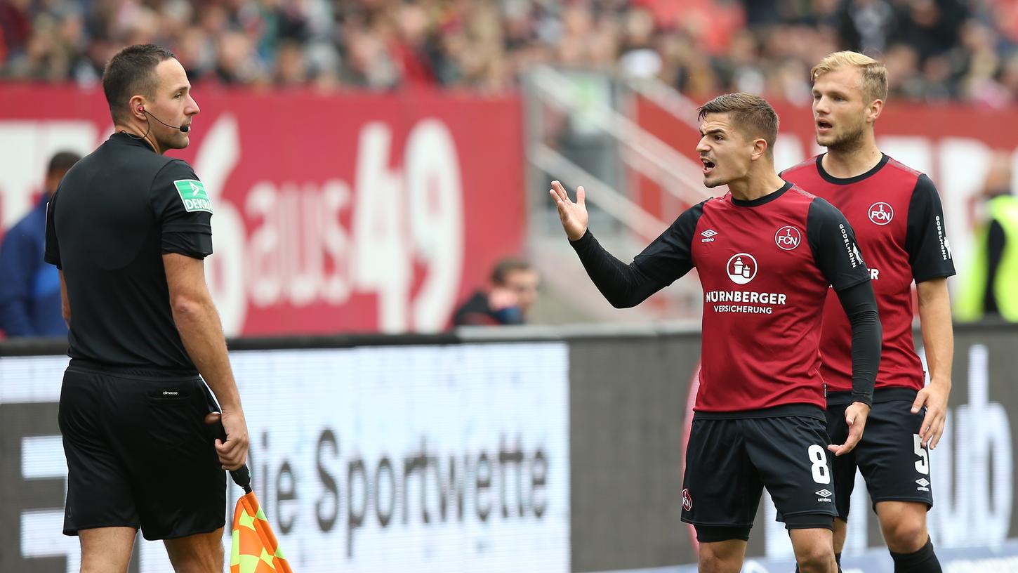 Unverständnis bei Nikola Dovedan (links) und Johannes Geis: Warum zählte das 0:1 für St. Pauli, obwohl Assistent Henry Müller die Fahne hob?