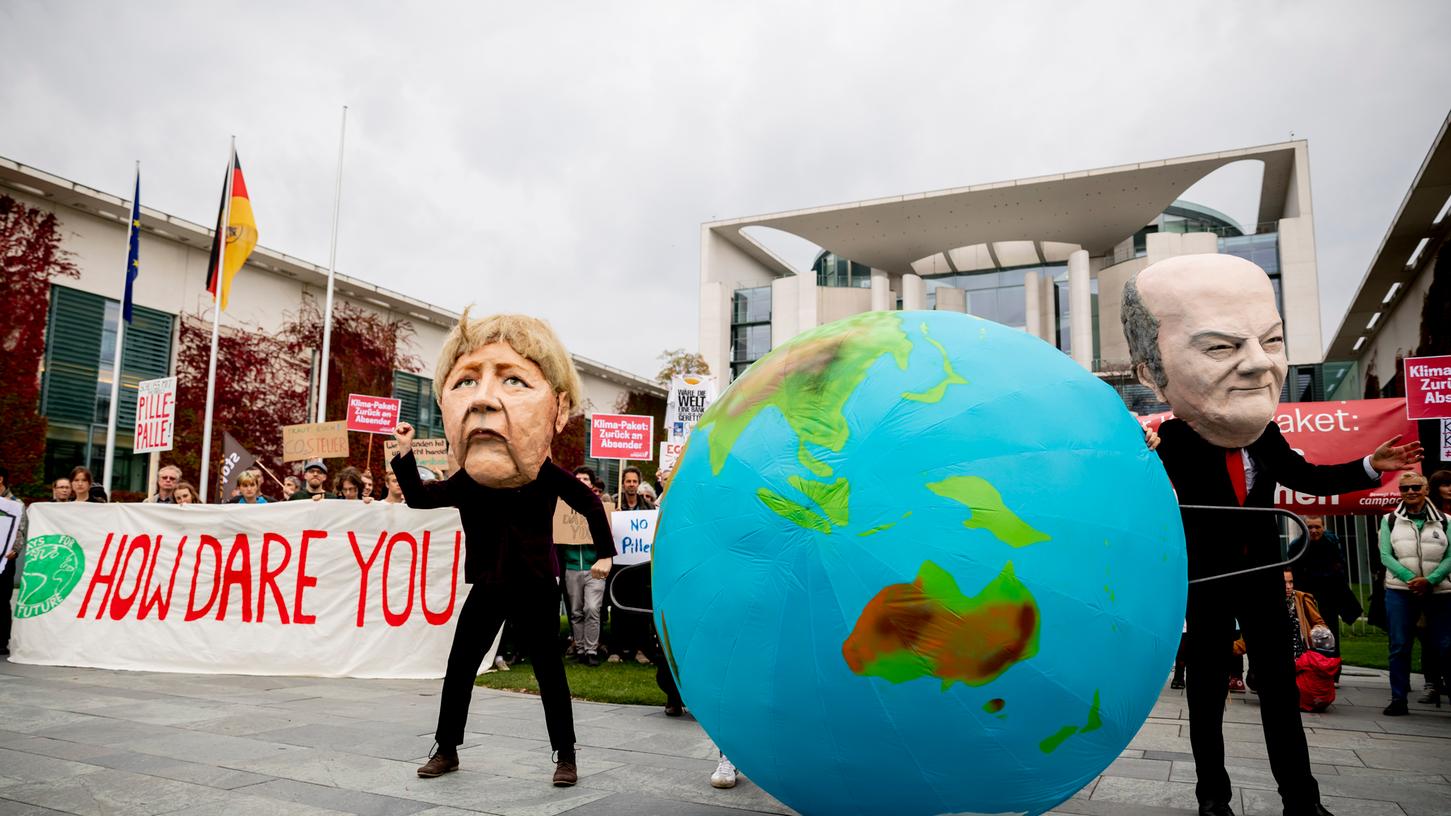 Kundgebung von Fridays for Future und der Nichtregierungsorganisation Campact gegen die Klimapolitik der Bundesregierung vor dem Bundeskanzleramt in Berlin.
