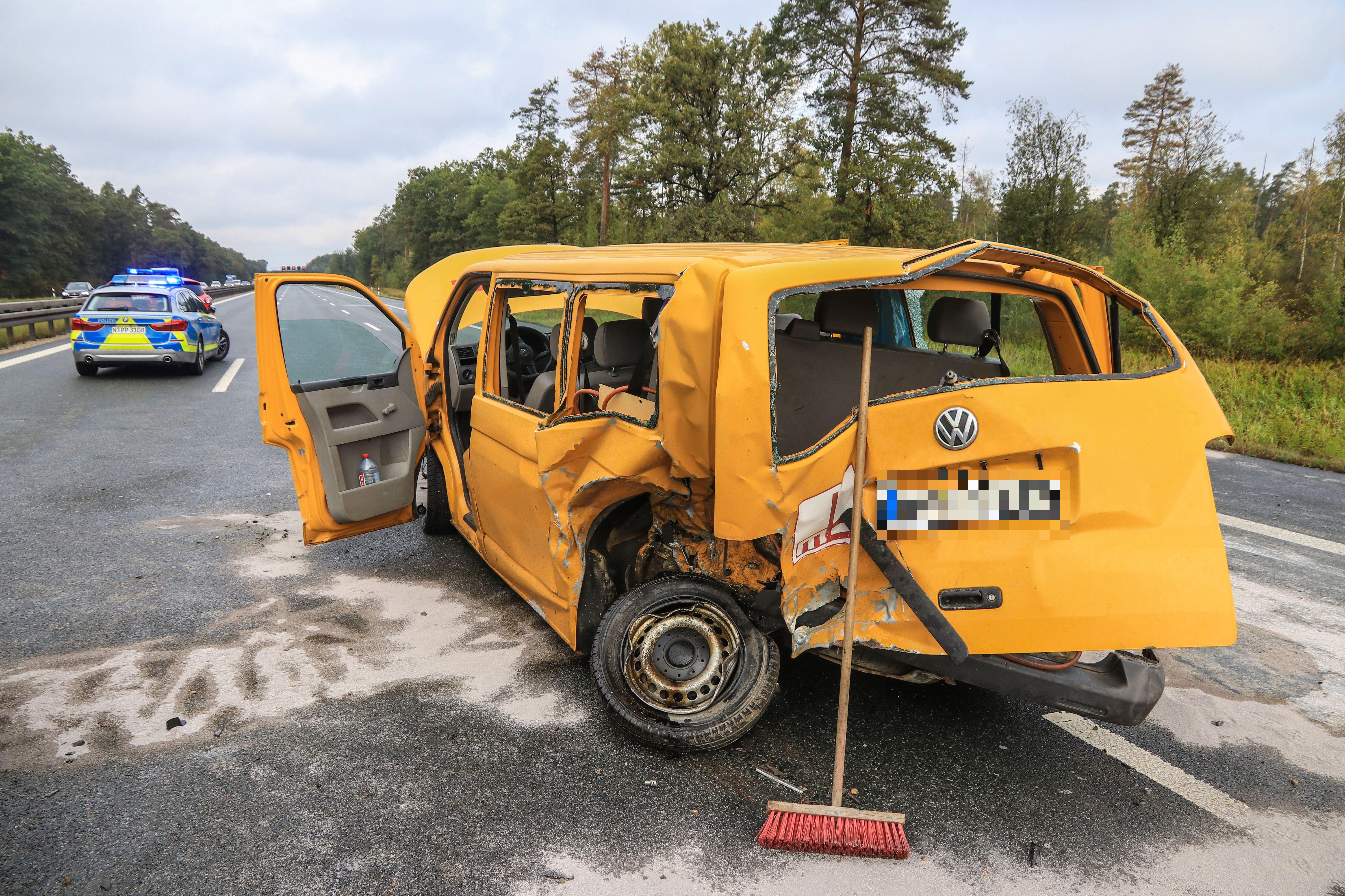 Schwerer Unfall Auf A3: Auto Kollidiert Bei Tennenlohe Mit Kleinbus ...