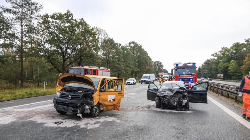 Schwerer Unfall auf A3: Auto kollidiert bei Tennenlohe mit Kleinbus