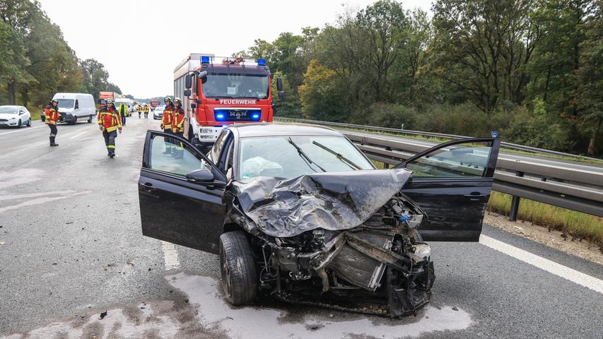 Schwerer Unfall auf A3: Auto kollidiert bei Tennenlohe mit Kleinbus