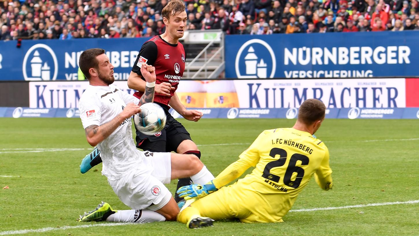 Es knallt:Club-Keeper Christian Mathenia und Hamburgs Angreifer Boris Tashchy rauschten in der Nachspielzeit in Nürnberg ordentlich ineinander.