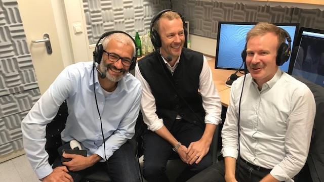 Wolfgang Laaß (links) und Sebastian Gloser (rechts) haben Club-Finanzvorstand Niels Rossow im Podcast-Studio empfangen.