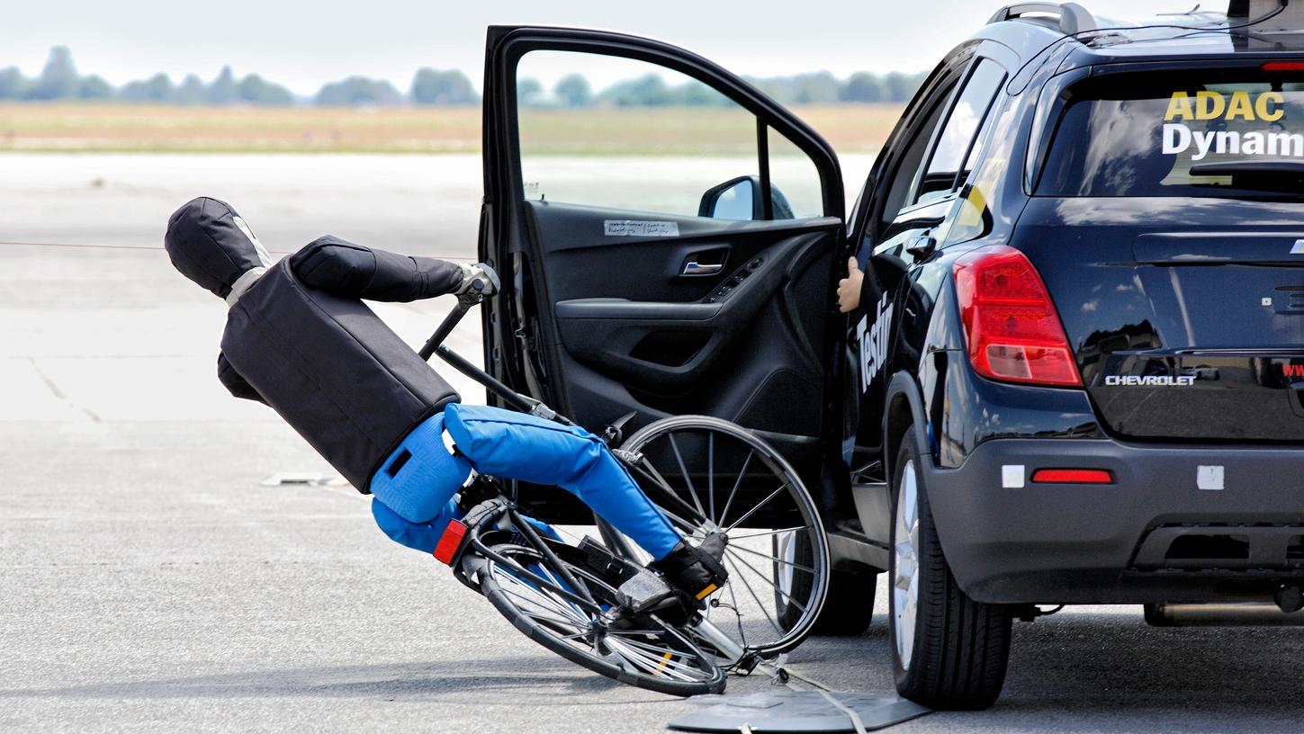 Dooring-Unfal: Das passiert, wenn ein Autoinsasse beim Öffnen der Tür einen herannahenden Radfahrer übersieht. Dooring-Unfal: Das passiert, wenn ein Autoinsasse beim Öffnen der Tür einen herannahenden Radfahrer übersieht.