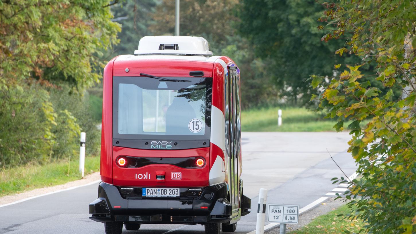 Seit zwei Jahren pendelt im niederbayerischen Bad Birnbach ein autonom fahrender Elektrobus der Deutschen Bahn im regulären Straßenverkehr. Nun wird die Strecke um eine Station erweitert.