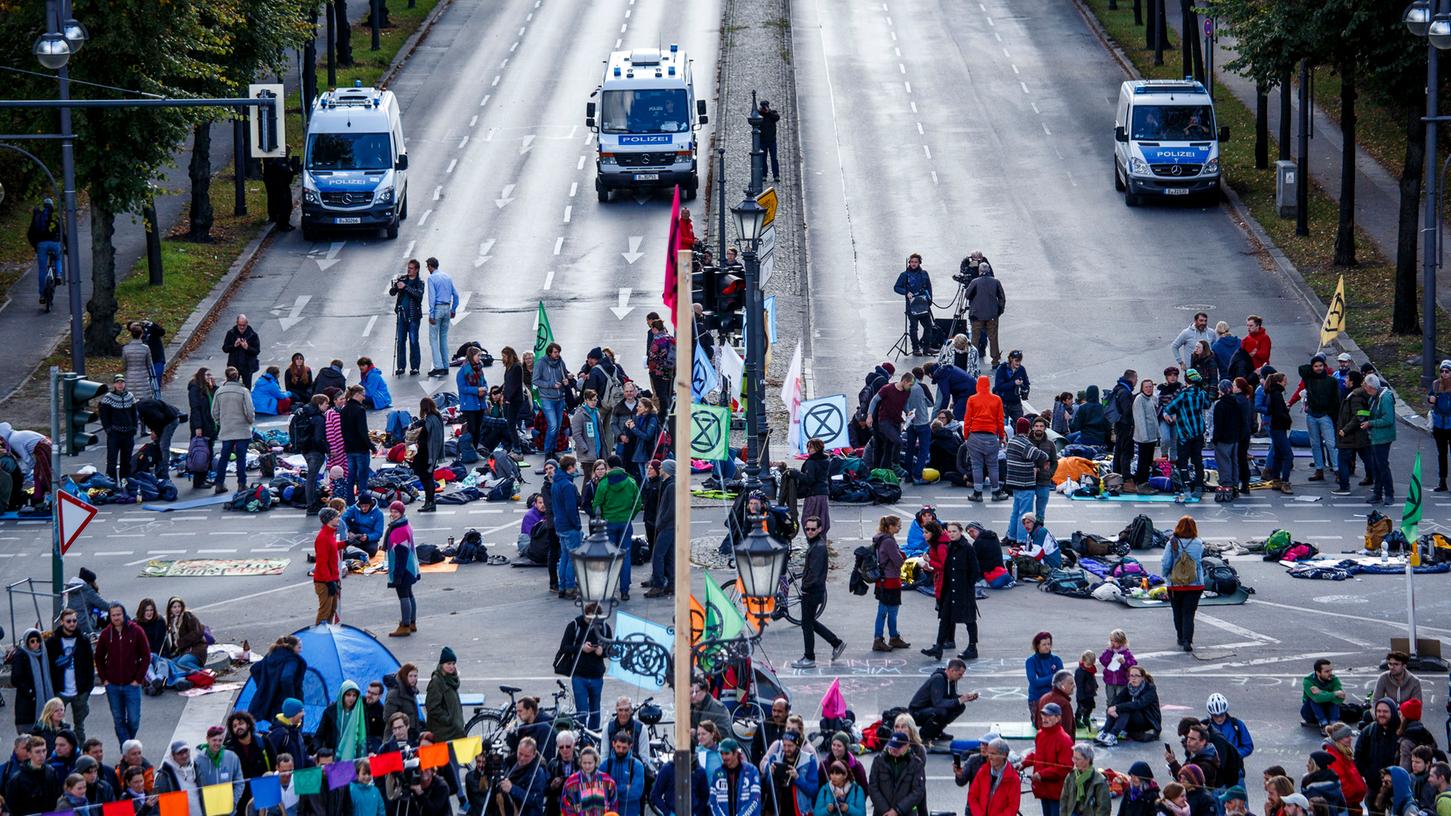 Aktivisten der Klimabewegung Extinction Rebellion besetzen die Fahrbahn am Großen Stern um die Siegessäule.