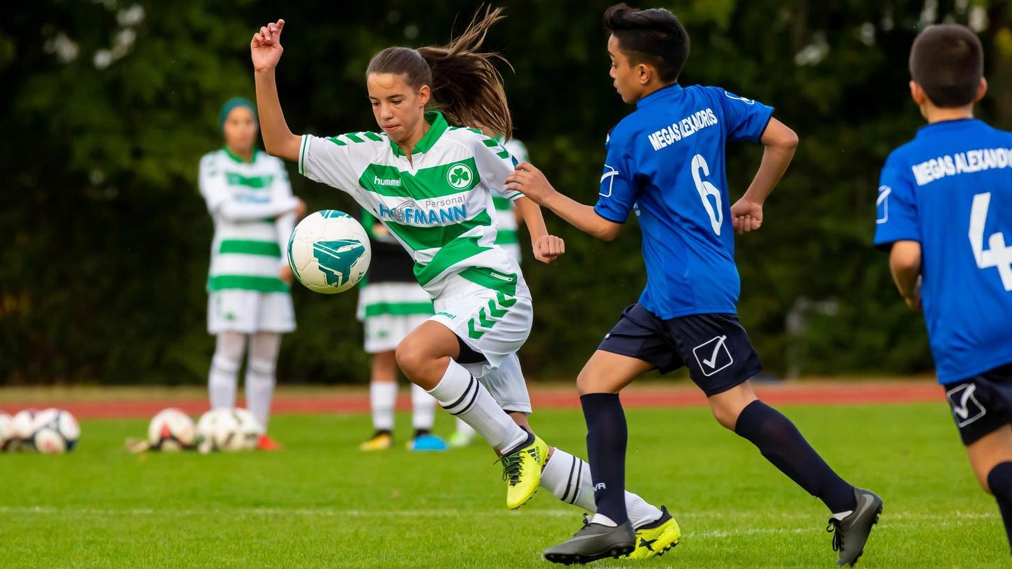 Mädchen gegen Jungs: Fußballerinnen suchen neue Gegner