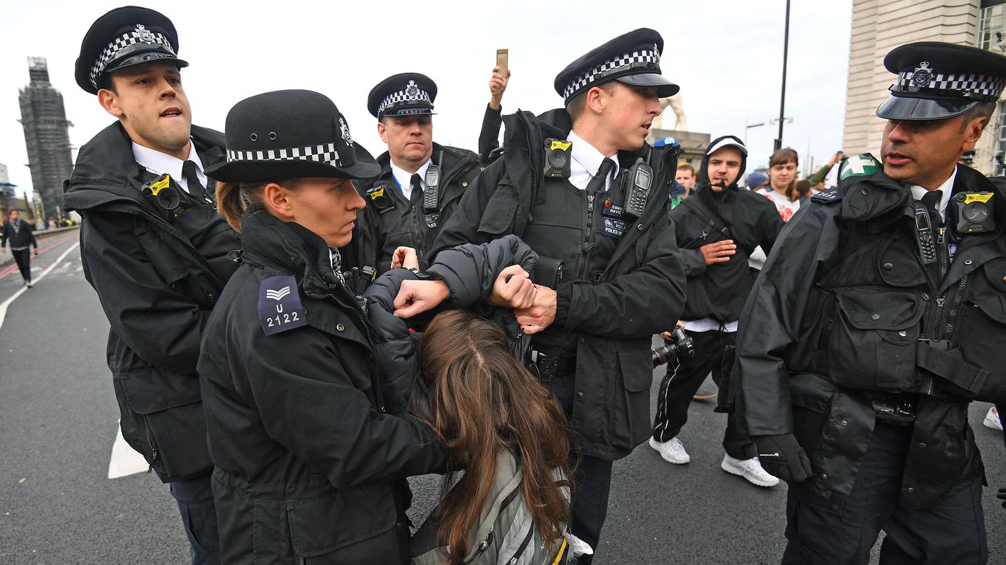 Die Aktivisten hatten in der britischen Hauptstadt etliche Straßen und auch mehrere Themse-Brücken blockiert. Es wurden mindestens 217 Menschen festgenommen.