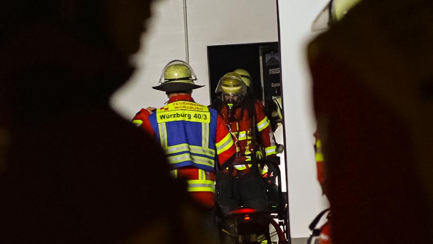 Rauchwolke über Würzburg: Auto brennt in Werkstatt aus