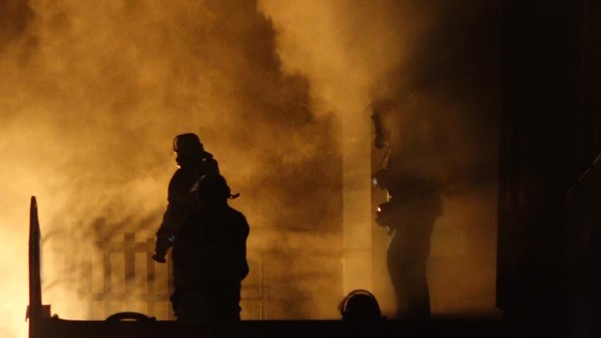 Rauchwolke über Würzburg: Auto brennt in Werkstatt aus