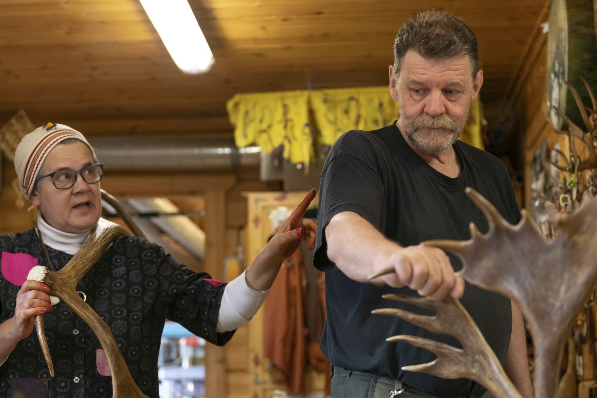 Wer mehr über das letzte indigene Volk Europas wissen möchte, ist bei Irene und Ari Kangasniemi richtig. Das Künstler-Ehepaar wohnt ein Stückchen außerhalb von Rovaniemi und lädt gern Touristen zu sich nach Hause ein (unter Voranmeldung natürlich).