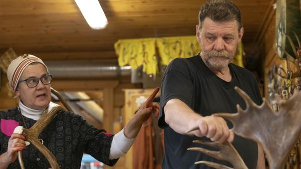 Wer mehr über das letzte indigene Volk Europas wissen möchte, ist bei Irene und Ari Kangasniemi richtig. Das Künstler-Ehepaar wohnt ein Stückchen außerhalb von Rovaniemi und lädt gern Touristen zu sich nach Hause ein (unter Voranmeldung natürlich).